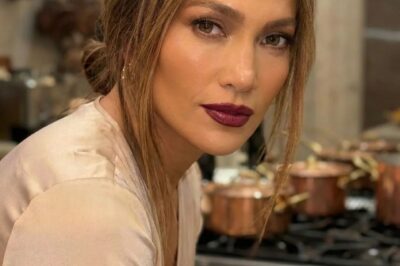 All eyes quietly turned to a Los Angeles school on Friday, December 12, when Ben Affleck showed up to cheer on his child—only to find both Jennifer Garner and Jennifer Lopez under the same roof. The rare, tension-tinged reunion of Hollywood’s most talked-about exes instantly sparked curiosity far beyond the school walls.