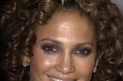 Jennifer Lopez at the Glambot station during the 2026 Golden Globes.
