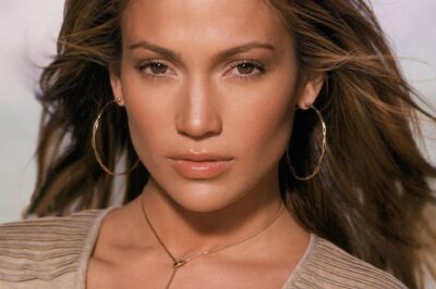 Jennifer Lopez always makes a statement on the red carpet, but the singer’s brief interaction with a camera crew at the Jan.