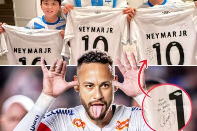 LATEST NEWS: Leo Messi & his sons have just received a personalized jerseys from the Brazilian star Neymar Jr! Each jersey carrying a heartfelt message. One of them read: 🫂 “For Thiago, a hug.” From their iconic Barcelona days to conquering the world with unforgettable memories, the connection between Messi and Neymar goes far beyond the pitch! No headlines. No trophies. Just genuine brotherhood. Forever brothers.
